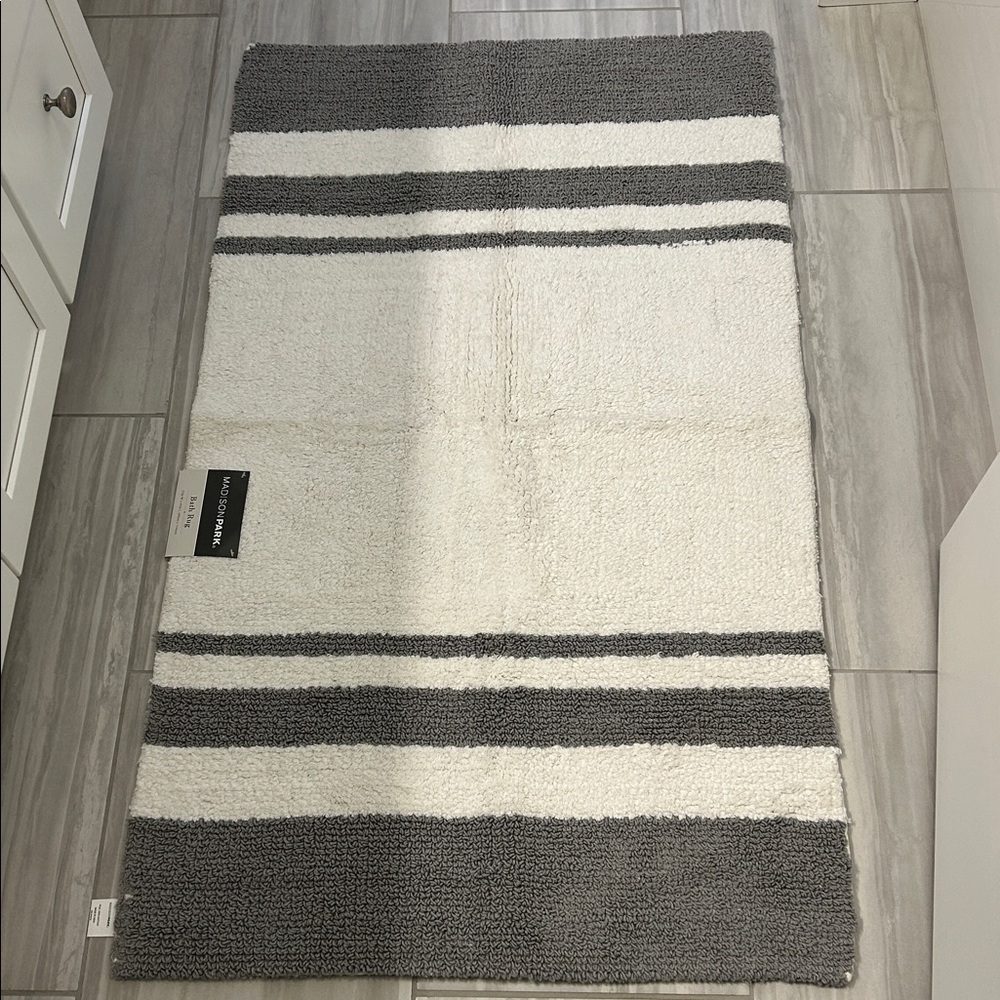 Madison Park 27” W x 45” L Gray and White Striped Spa Cotton Reversible Bath Rug